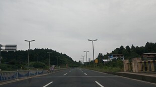 阴雨天下的开阔道路与路灯
