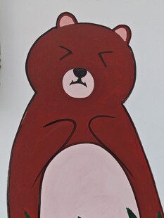 墙绘可爱卡通小熊双手抱胸