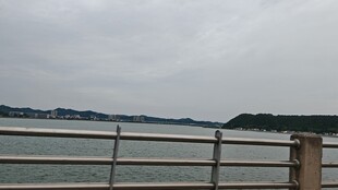 湖畔栏杆处的阴沉景致