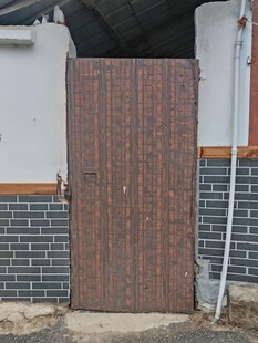 乡村古朴木门