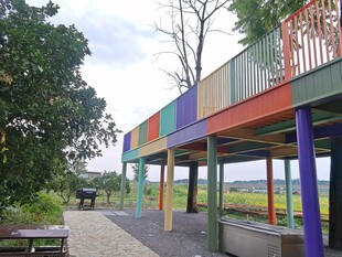 彩色长廊旁的户外休闲地