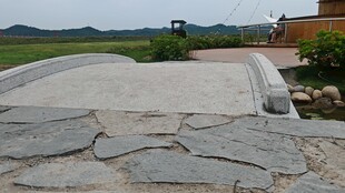 户外石板铺就的庭院小径