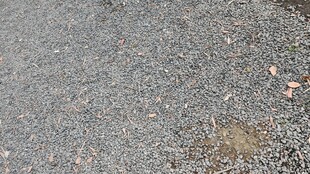 粗糙灰色砂石路面特写