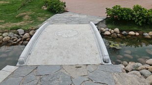 石板桥横跨潺潺流水