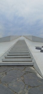 仰视下的建筑独特线条