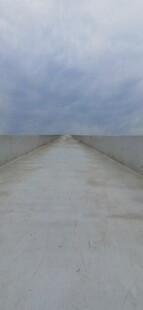 空旷道路伸向远方