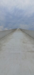 灰白屋顶与天空景象