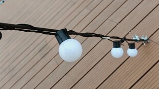 户外木质地板上的球形灯串