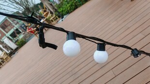 户外木质平台上的串灯