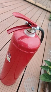 红色灭火器置于木质平台