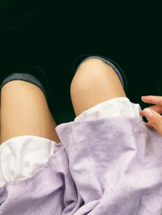 女性腿部与紫色衣物细节