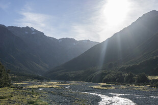 山间河谷 阳光洒落美景