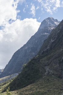 巍峨山峦与蓝天白云美景