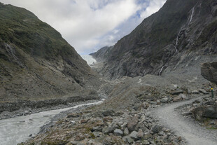 山间碎石路 壮丽峡谷景