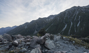 山间碎石景观