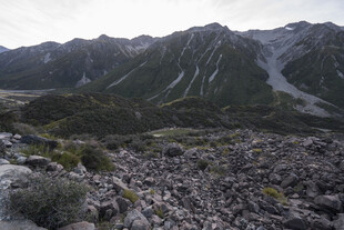 山间碎石景观