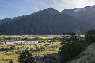 壮丽山川间的开阔河谷景色