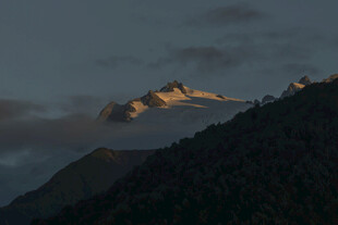 黄昏下的雪山美景