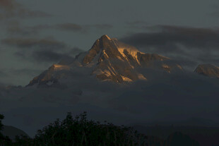夕阳下的壮丽雪山