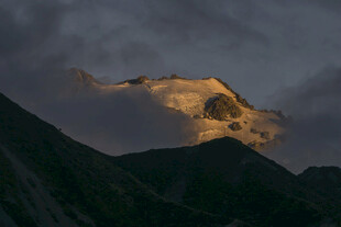 夕阳下的壮丽雪山