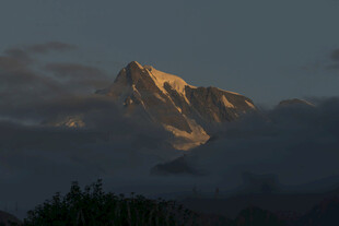 夕阳下的壮丽雪山
