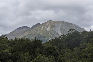 山峦叠翠间的自然景致