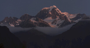 壮丽雪山日出美景