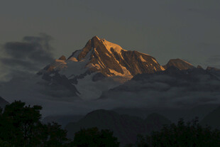 夕阳下的壮丽雪山