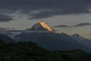 夕阳下的壮丽雪山