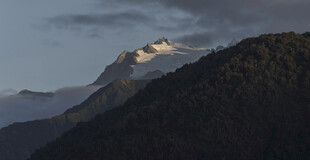 黄昏下的山峦与雪峰