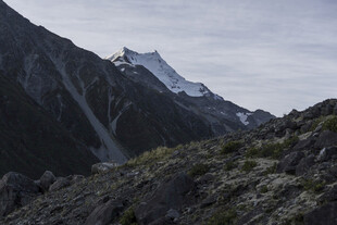 巍峨雪山下的嶙峋山地