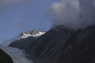云雾缭绕的壮丽雪山