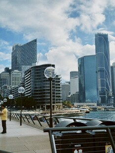 城市海滨风光与现代建筑