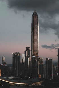 都市天际线高楼耸入云端