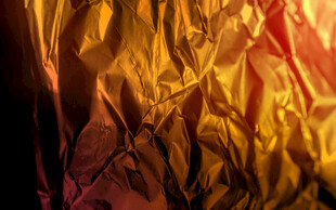 褶皱的金色金属箔纸