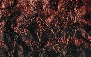 暗红色纹理岩石表面