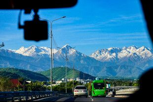 公路上远眺壮丽雪山景色