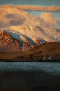 雪山湖畔壮丽风光