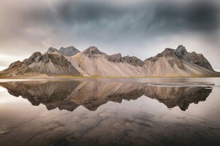 山水相映的静谧自然景观