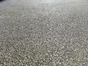 雨后粗糙砂石路面特写