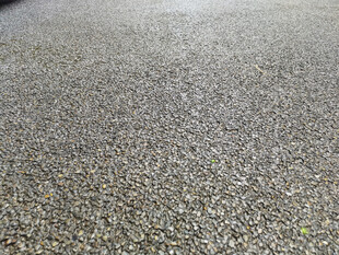 雨后粗糙质感的碎石路面