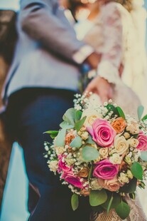 新婚夫妇与多彩手捧花