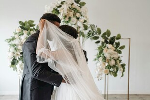 新婚夫妻深情相拥