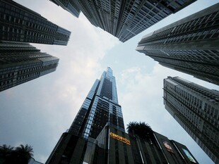 仰视都市摩天大楼景观
