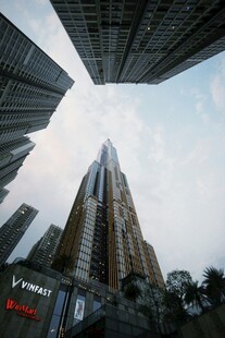 仰视摩天大楼建筑群