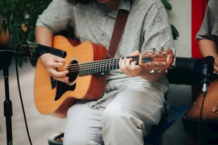 男子专注弹奏木吉他
