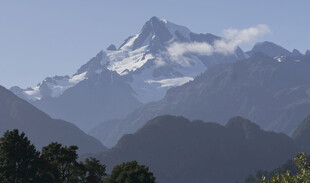 巍峨雪山与葱郁山林
