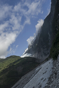 巍峨山峰与蓝天白云美景