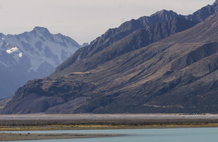 壮丽山川与宁静湖水景观