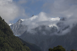 云雾缭绕的壮丽雪山景观